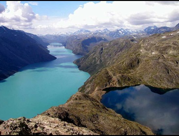 op_de_bessegen_tussen_het_donkerblauwe_bessvatnet_en_het_blauwgroene_gjendevatnet.jpg