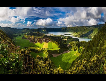 12-05-11-3704krater.sao.miguel.azoren_pano3_-_Paul_tolenaar.jpg