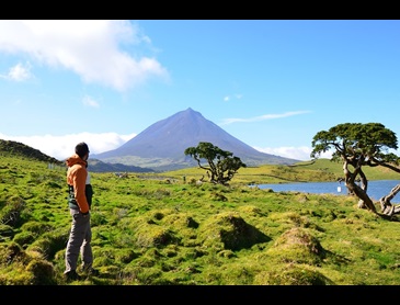 Pico_mountain_Lagoa_do_Capitao_-_vincentbresmal.jpg