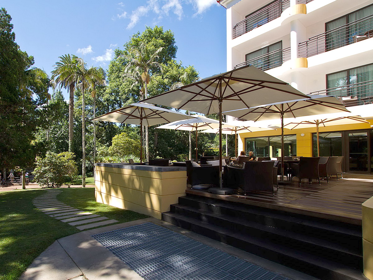 TN_outdoor_bar_1.jpg
