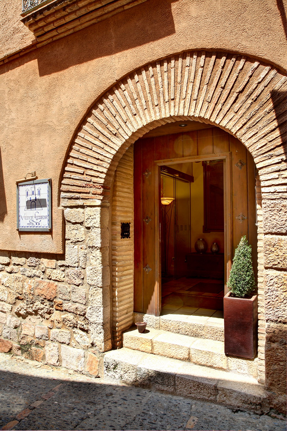 Ingang_hotel_Villa_de_Alqu_zar.jpg