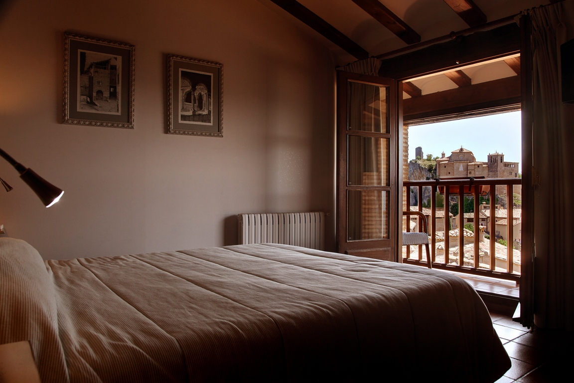 kamer-met-uizticht-vila-alquezar.jpg