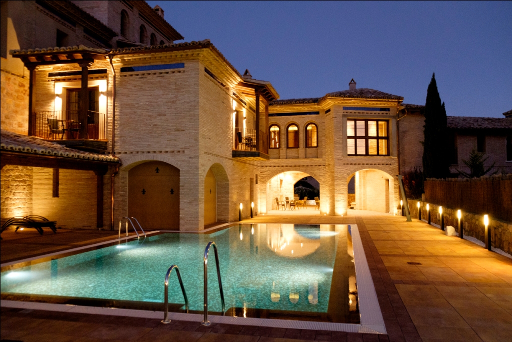 terras-met-zwembad,-vila-alquezar.jpg