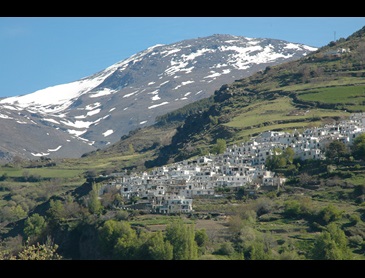 Bubion_en_de_besneeuwde_toppen_van_de_Sierra_Nevada_in_april.jpg