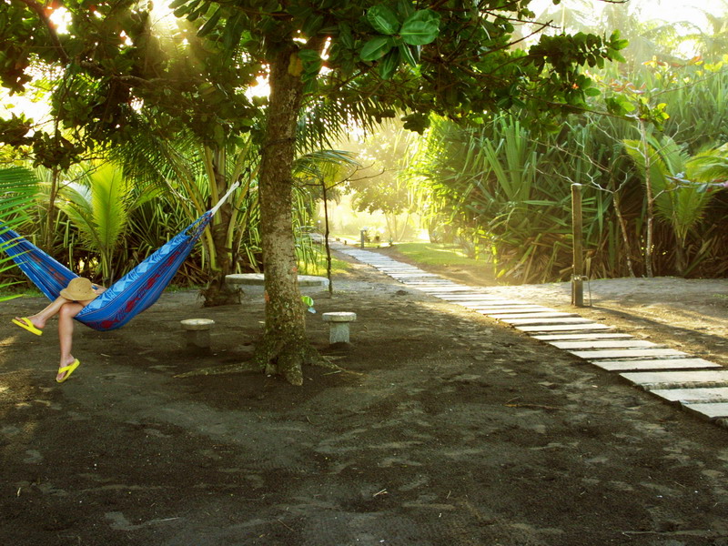 ontspan_in_de_tuin_van_de_turtle_beach_lodge.jpg