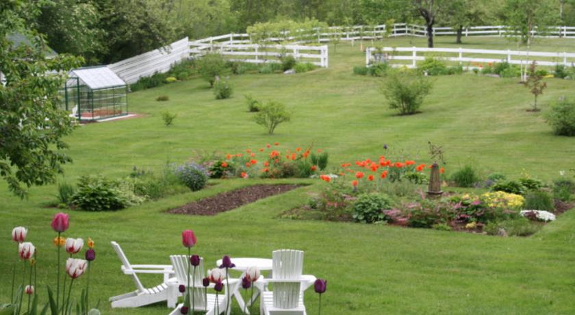 Gillespie_House_Inn_garden.jpg
