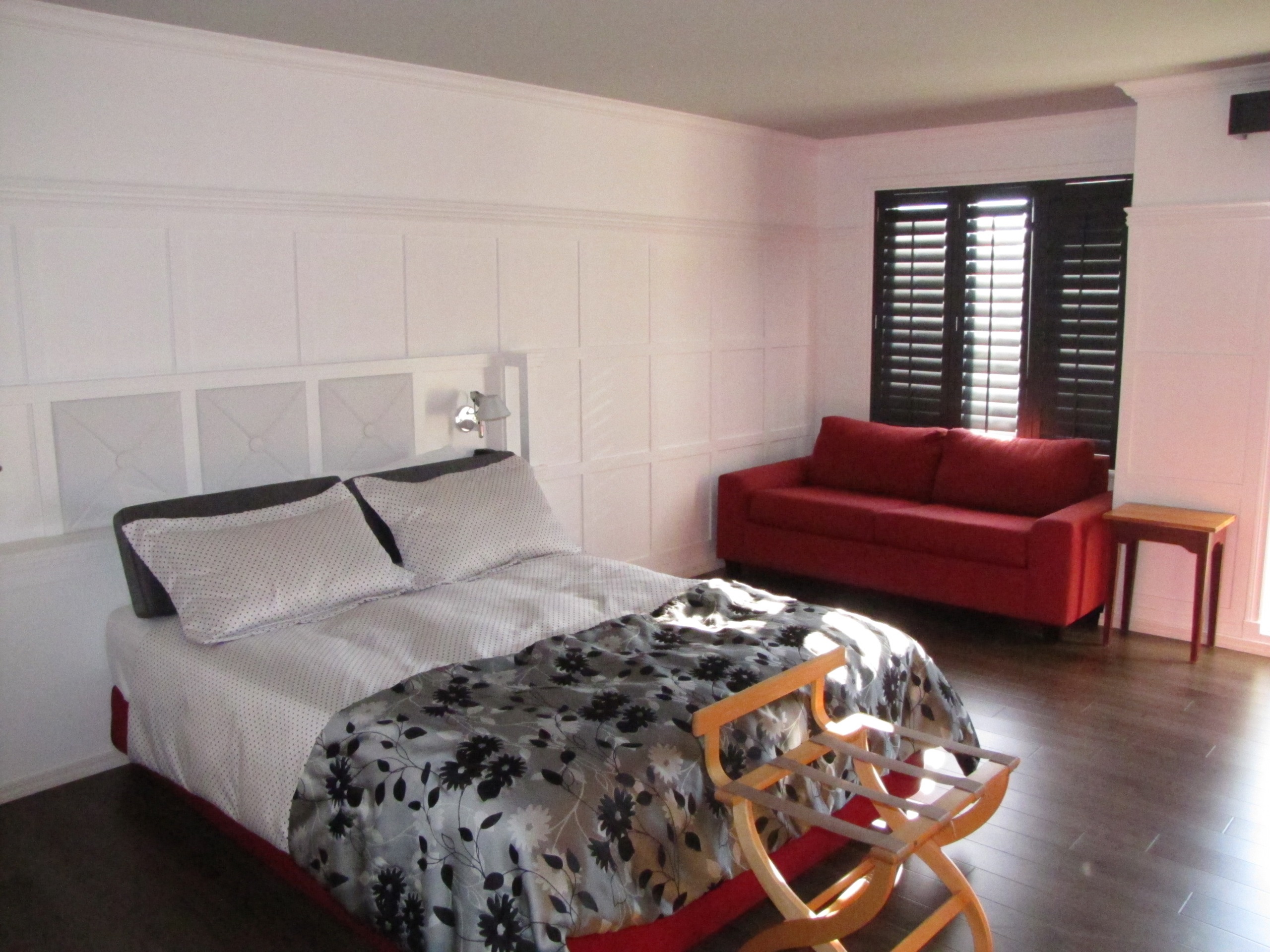 049_Lac_Eau_Claire_Inn_room.jpg