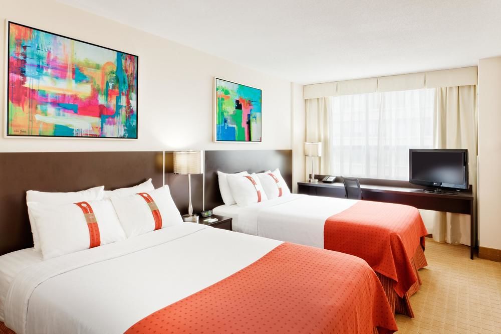 Holiday_Inn_Toronto_Downtowen_room.jpg