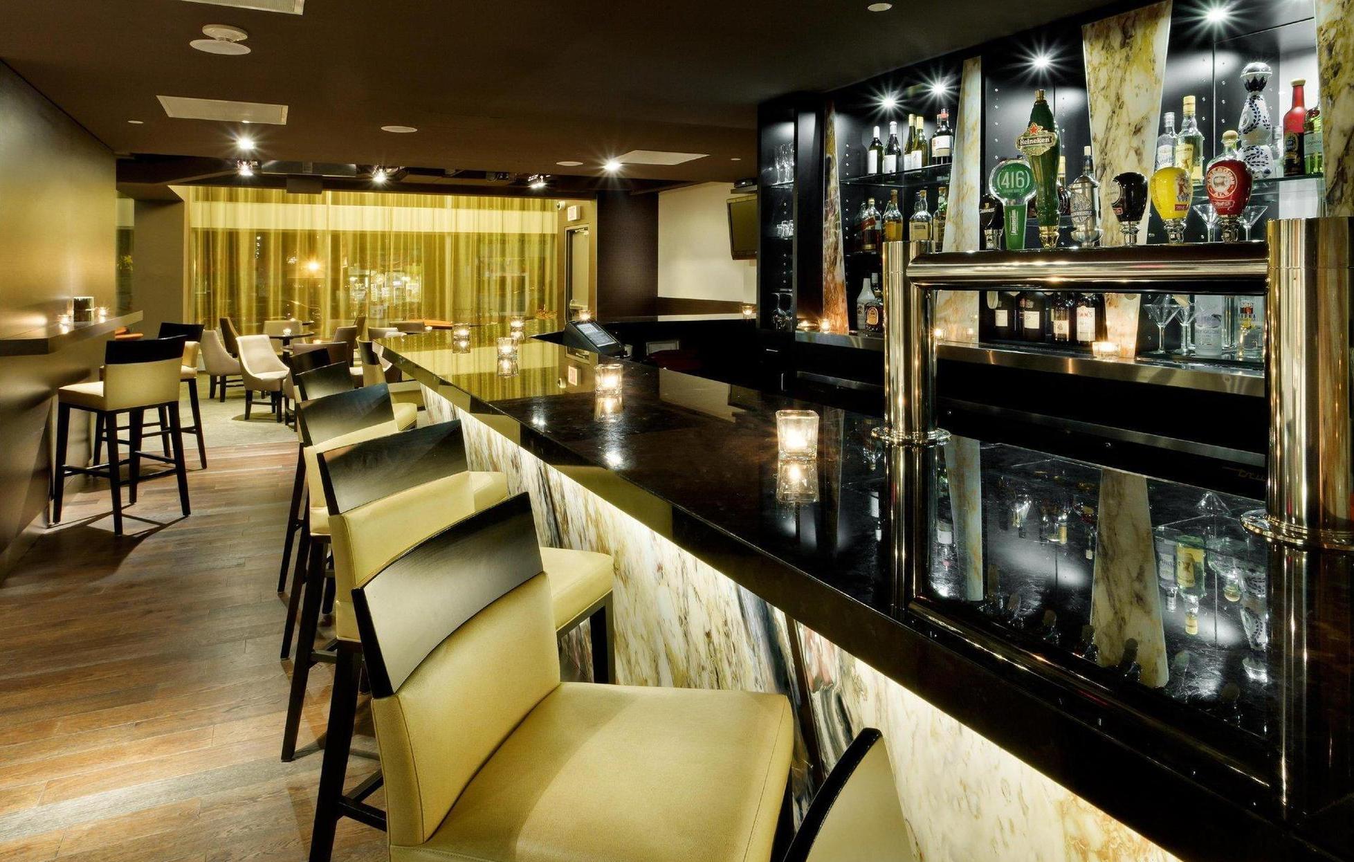 Holiday_Inn_Toronto_Downtown_bar.JPEG.jpg