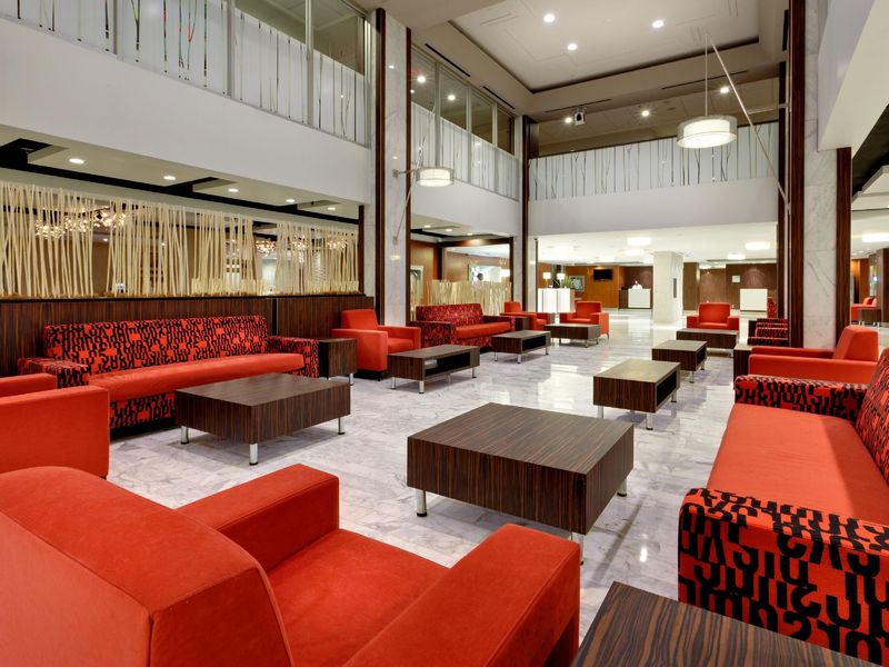 Holiday_Inn_Toronto_Downtown_lobby.jpg