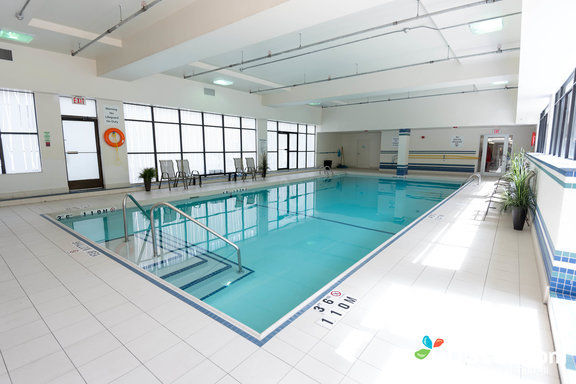 Holiday_Inn_Toronto_Downtown_pool.jpg