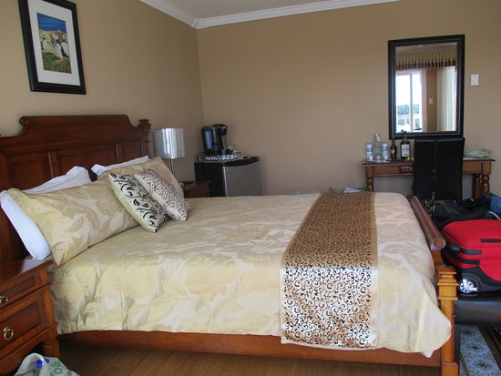 inn_at_happy_adventure_room.jpg