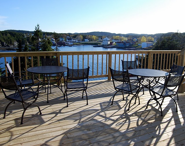 Inn_at_happy_adventure_terras.jpg