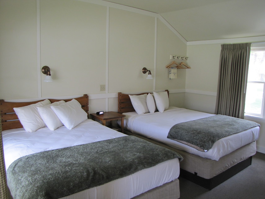 _Hot_Springs_Hotel_room_2_b488f.jpg