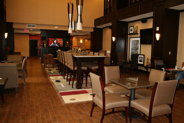 Hampton_Inn_Buffalo_lobby.jpg