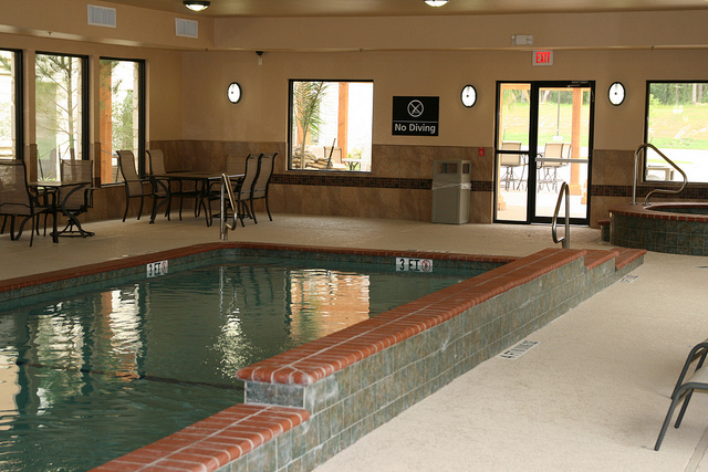 Hampton_Inn_buffalo_pool.jpg