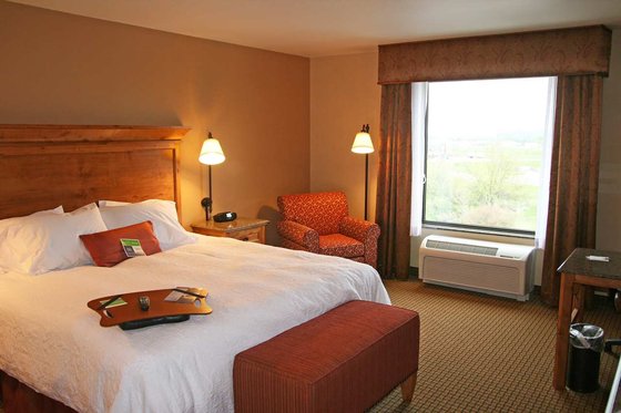 Hampton_Inn_Buffalo_room.jpg