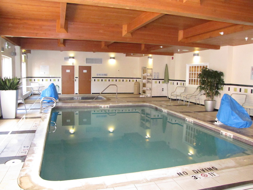 irport_Fairfield_Inn_pool_da873.jpg