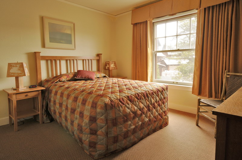 old-faithful-inn-room.jpg