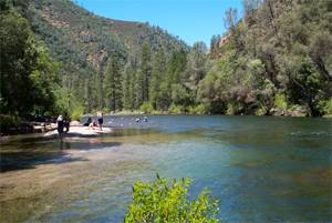 prive_strandje_lodge_aan_merced_river.jpg