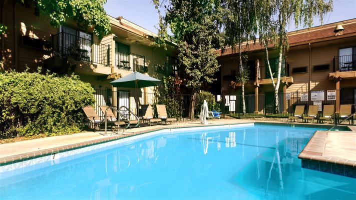 Sonora_oaks_pool.jpg