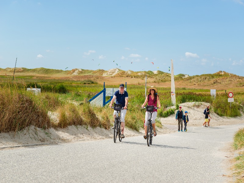 Fietsen langs duinen in Duitsland