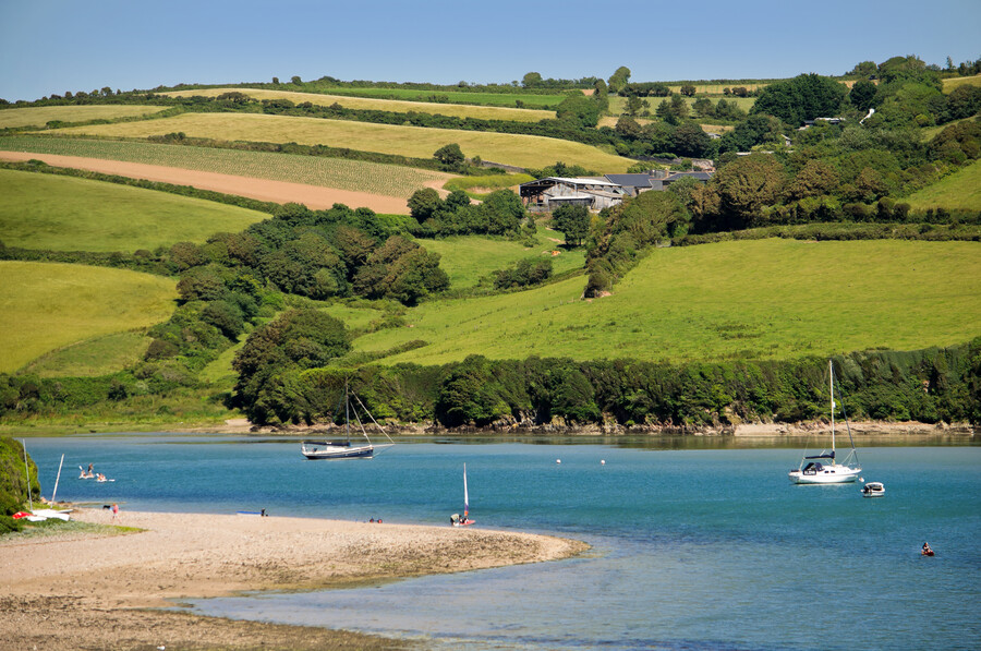 rivier en heuvel met weiland River Avon