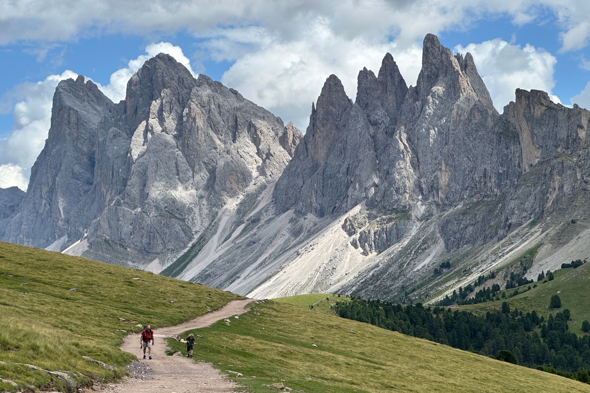Maak een heerlijke huttentocht met uitzicht over de Doloramaweg in de Dolomieten in Italië