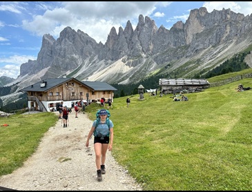 Maak een heerlijke huttentocht met uitzicht over de Doloramaweg in de Dolomieten in Italië
