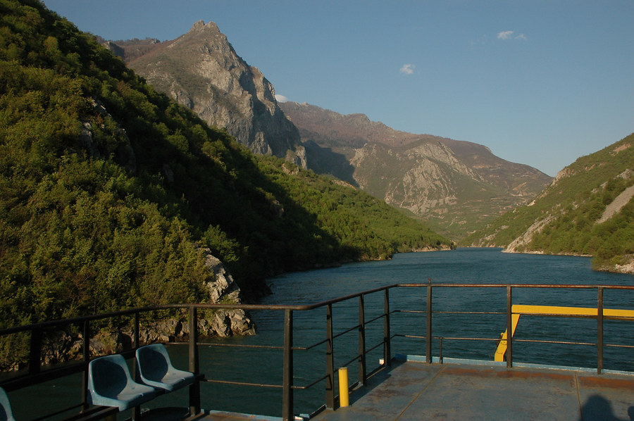 Via het stuwmeer naar de bergen van de Valbona vallei