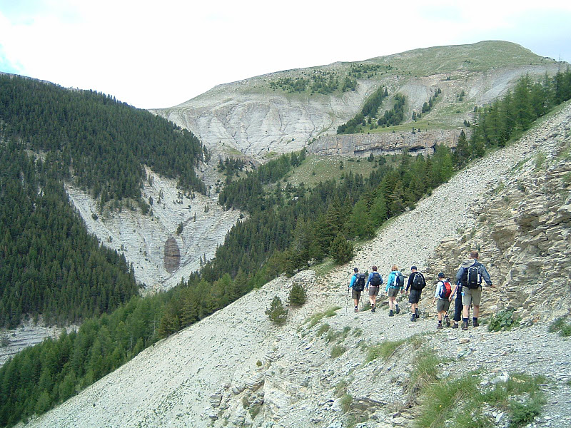 Grillige steenhellingen en kaal maanlandschap met een zonneterras als beloning