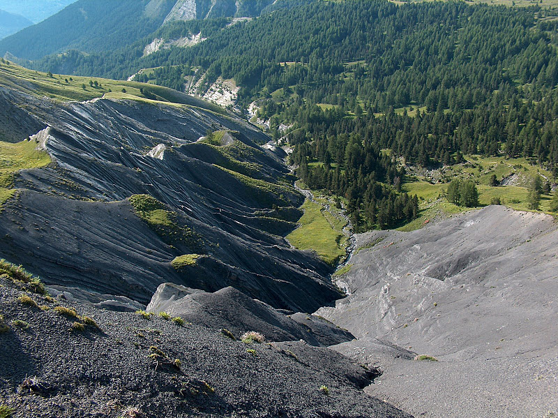 Via een indrukwekkend woud & 'marnes noires’ naar grillige pieken aan de horizon