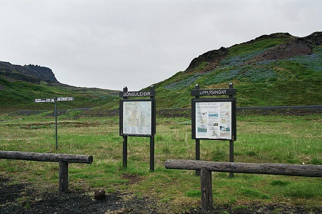 Over groene hellingen door het Hengillgebergte