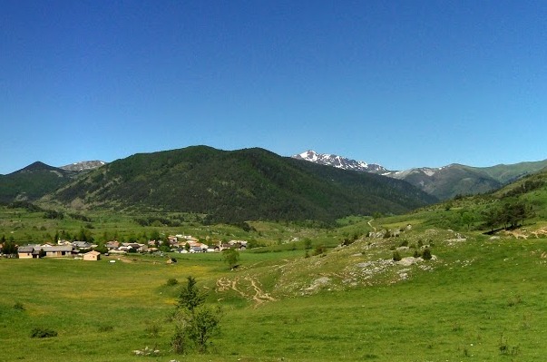 Kasteelruïne en bloemrijke weilanden
