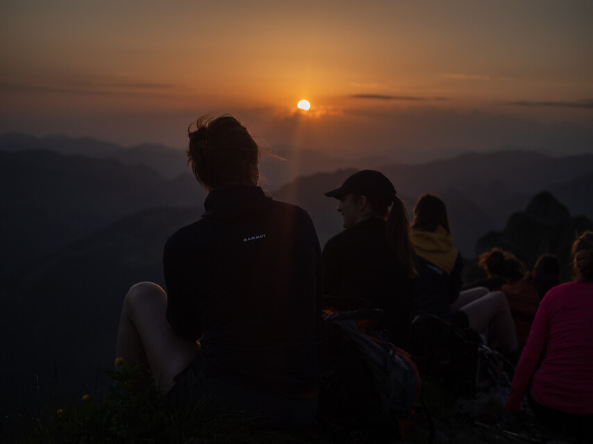 Langs de groene rivierbedding
