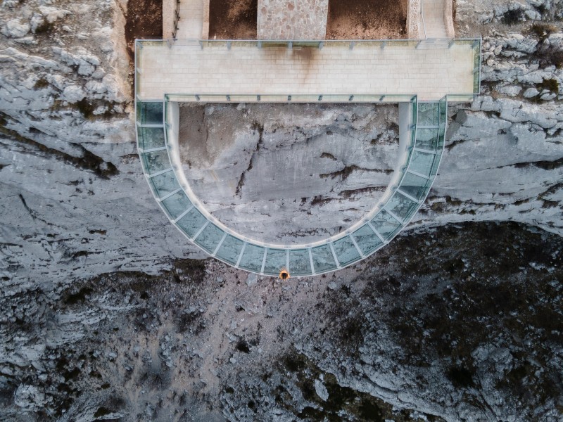 Hiken met schitterende panorama's langs de steile bergwanden van Korenik