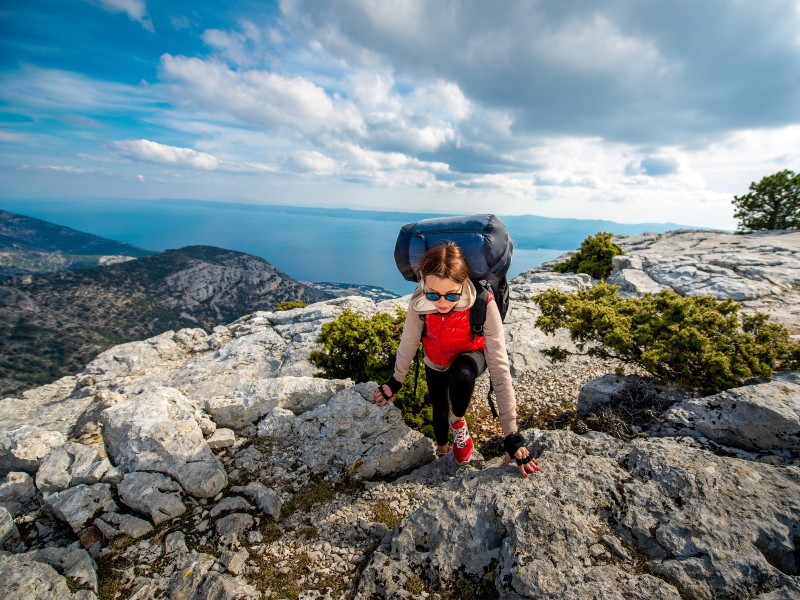 Pittige hike langs kalksteenrotsen en door een diepe kloof naar de top van de Kula