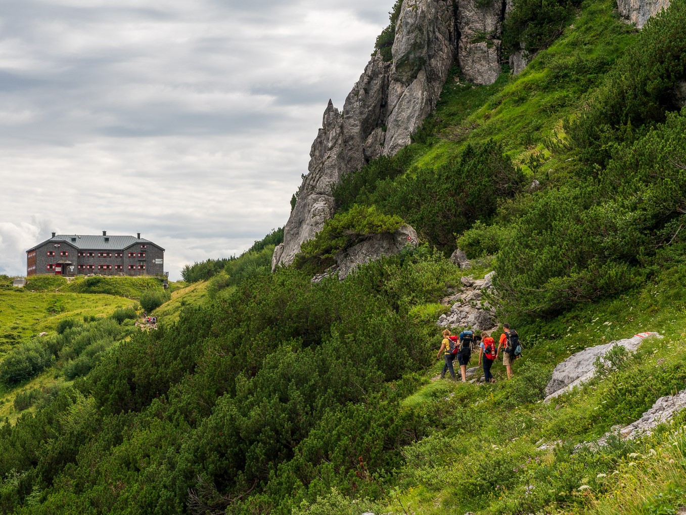 Langs steile rotsformaties van de Torstein, met uitzicht op de Bischofsmütze