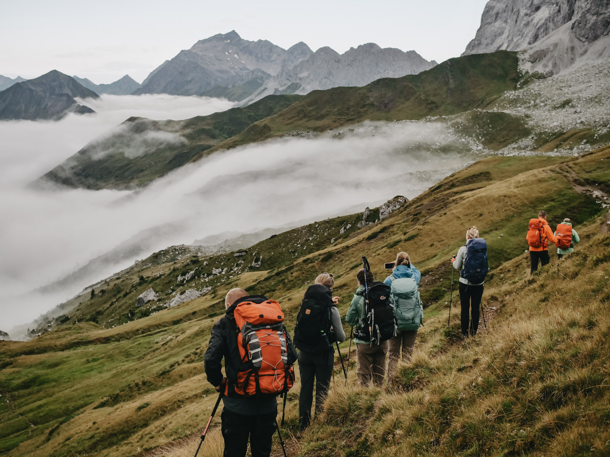 Hiken door groene alpenweiden
