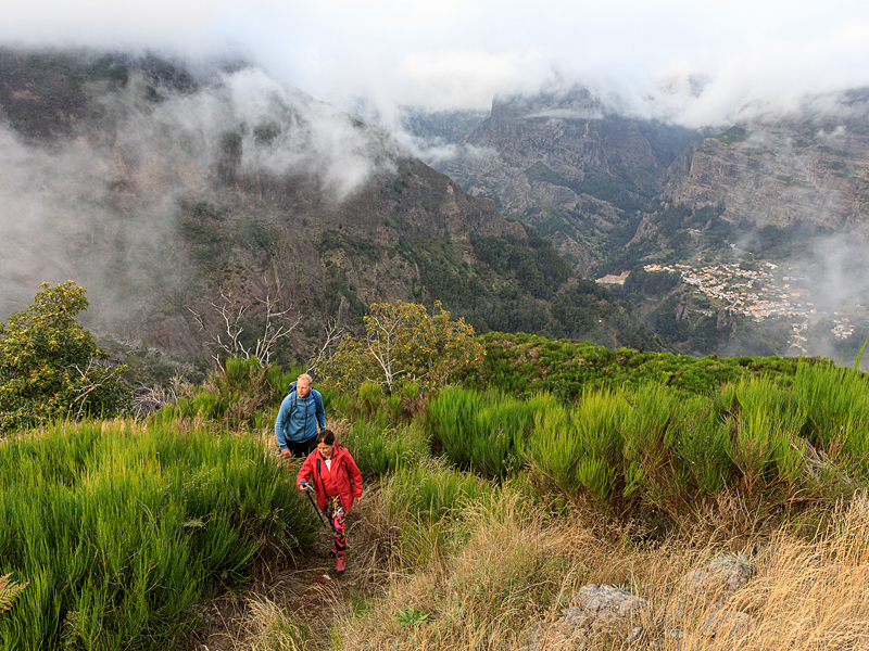 Hoge kliffen en indrukwekkende kustpaden