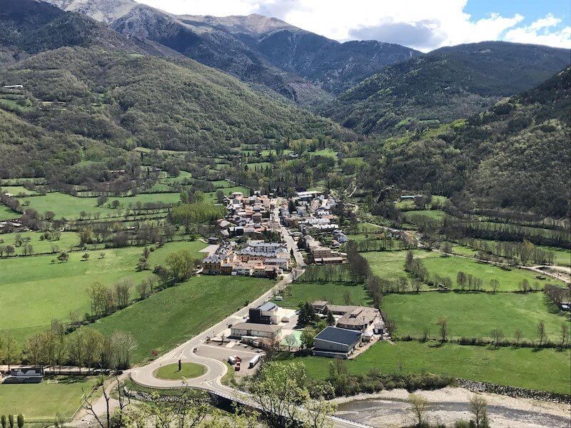 Aankomst in levendig outdoorcentrum Castejón de Sos