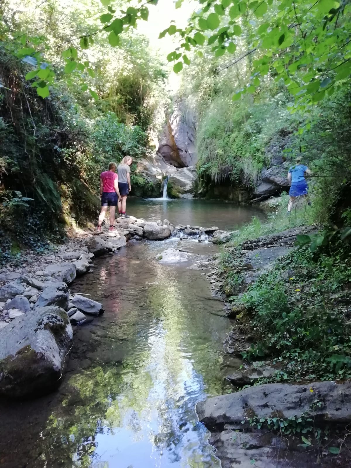Via bossen en velden naar Middeleeuws dorp Peramea