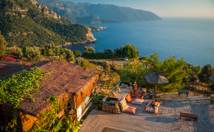 Steile kustpaden, kleine baaitjes en via een prachtige kloof naar het strand (7,5 km)