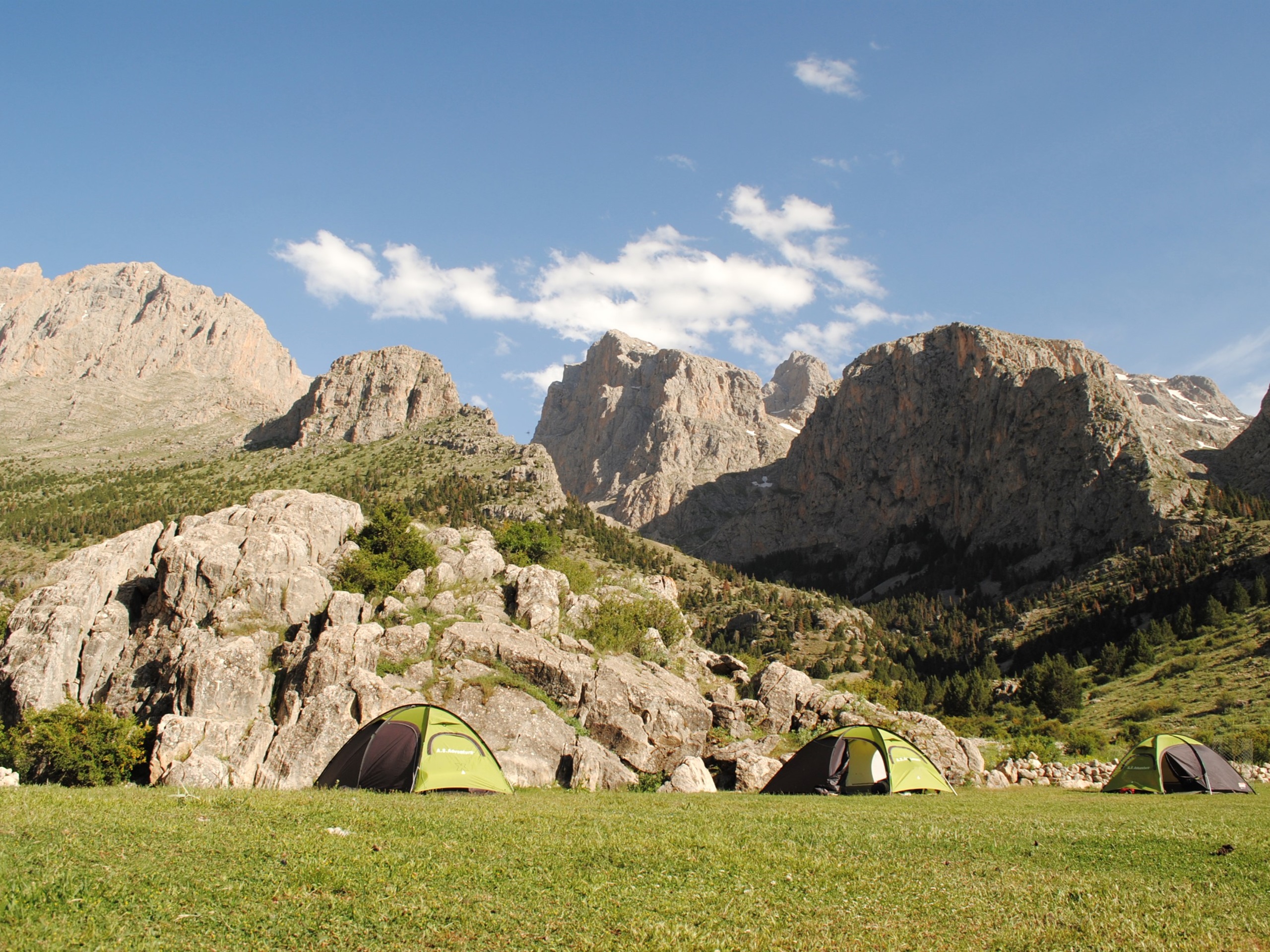 Via kloven en groene weiden naar tentenkamp Emli
